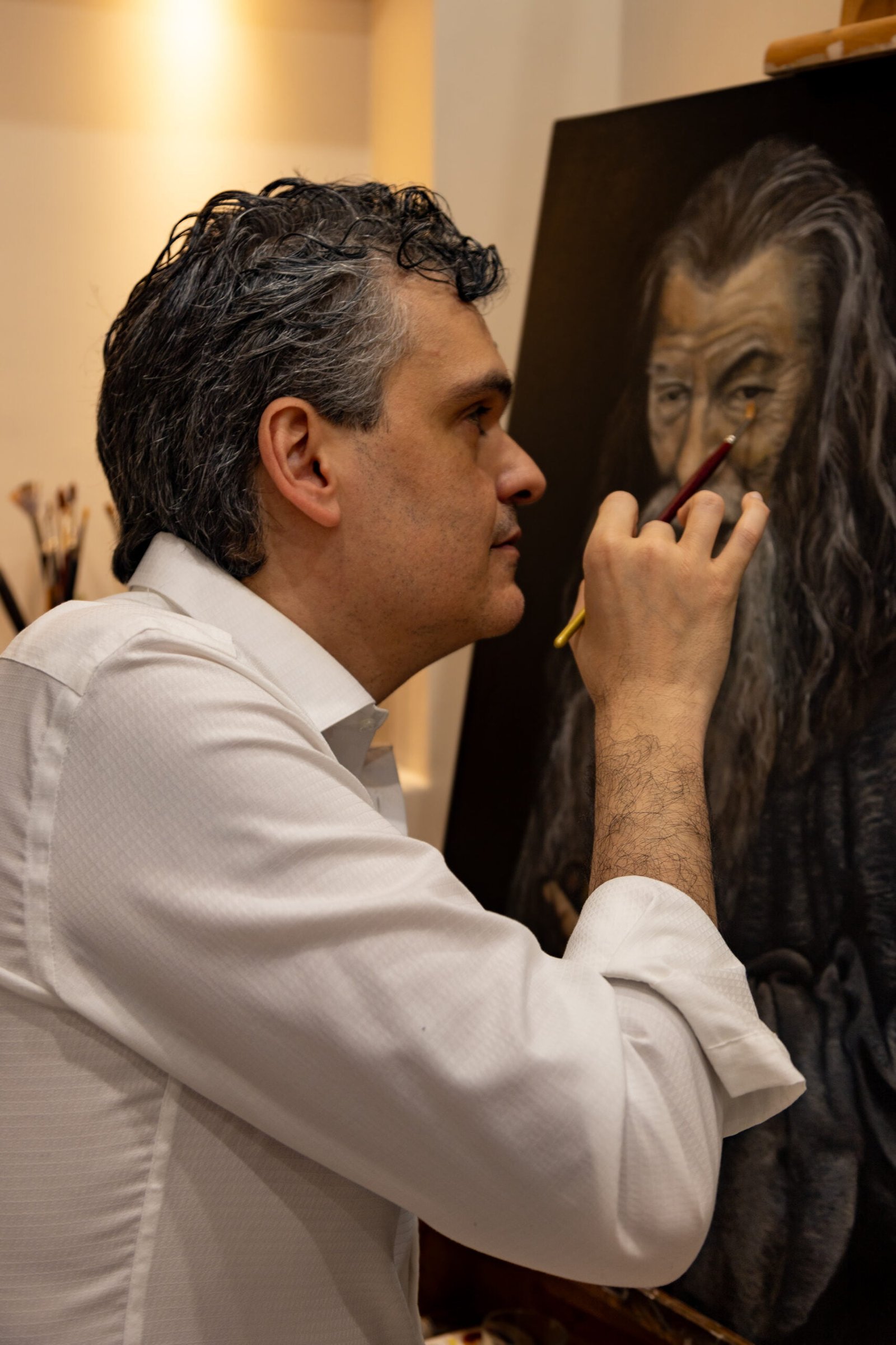 Francesco Fieni dipinge nel suo studio